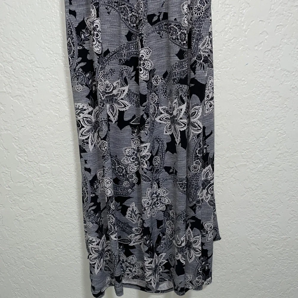 Black & White Floral Puff-Sleeve Midi Dress by - Picture 8 of 8